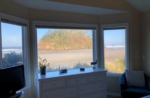 Neskowin House | Secluded and updated beach front home with Spectacular Views