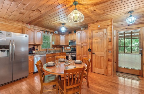 Townsend Cabin | SECLUDED♤Bonfire pit♤2 bdrm/2bath♤Pet friendly