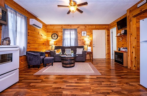 Freetown Cabin | Secluded Brown County Cabin | Hot Tub | Hoosier National Forest