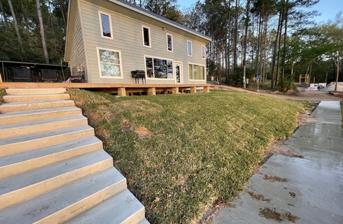 Grapeland House | Secluded Cabin 2 directly on Houston County Lake
