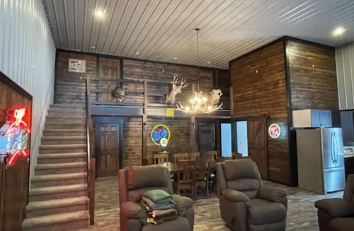 Necedah Cabin | Secluded Cabin-40 acres & trails