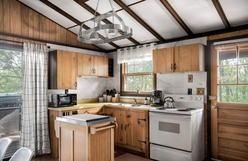 Sleepy Hollow Cabin | Secluded Cabin: Hot Tub, Huge Deck, Fire Pit, WiFi