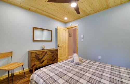 Bushkill Ski Chalet | Secluded Cabin, Jacuzzi, Pool Table, King Bed & Fire Pit