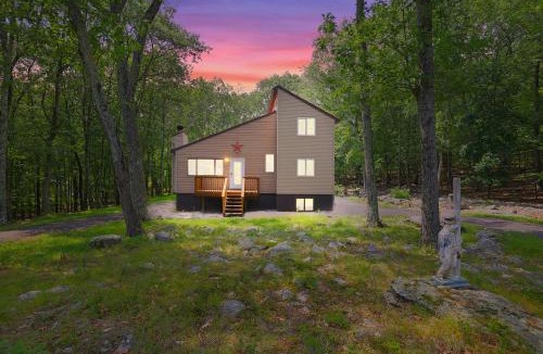 Bushkill Ski Chalet | Secluded Cabin, Jacuzzi, Pool Table, King Bed & Fire Pit