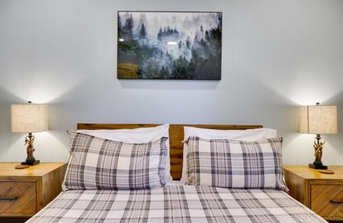 Bushkill Ski Chalet | Secluded Cabin, Jacuzzi, Pool Table, King Bed & Fire Pit