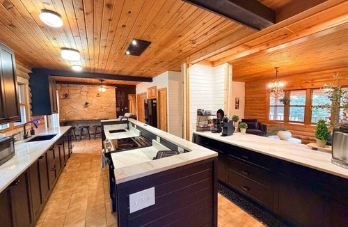Portage House | Secluded Cabin on 38 acres/Dells