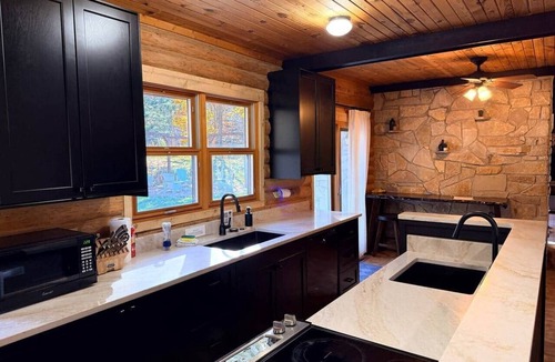 Portage House | Secluded Cabin on 38 acres/Dells