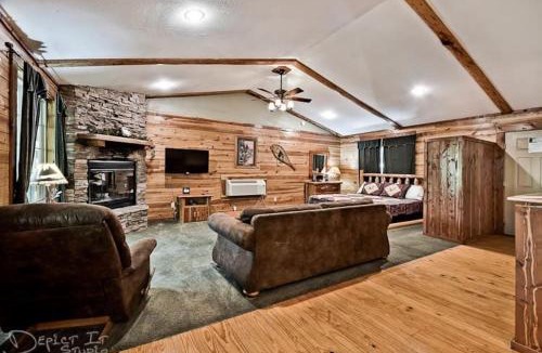 Sylvan Shores House | Secluded Cabin Pool WiFi smart TVs Beaver lake