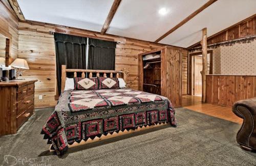 Sylvan Shores House | Secluded Cabin Pool WiFi smart TVs Beaver lake