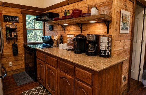 Navasota Cabin | Secluded Cabin w/Hot Tub No Neighbors 15 Min to Texas A&M Aggieland Getaway