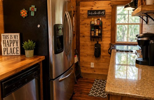 Navasota Cabin | Secluded Cabin w/Hot Tub No Neighbors 15 Min to Texas A&M Aggieland Getaway