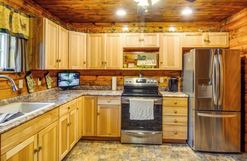 Blandburg Cabin | Secluded Cabin w/On-Site Creek + Trails!