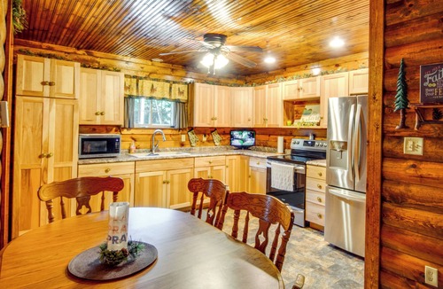 Blandburg Cabin | Secluded Cabin w/On-Site Creek + Trails!
