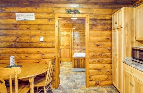 Blandburg Cabin | Secluded Cabin w/On-Site Creek + Trails!