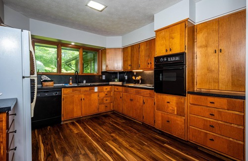 Helmsburg House | Secluded Cabin w/Private Pond, Fireplace & Game Room Near Nashville