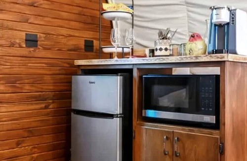 Satin House | Secluded Caravan with Barbecue in Chilton, Texas