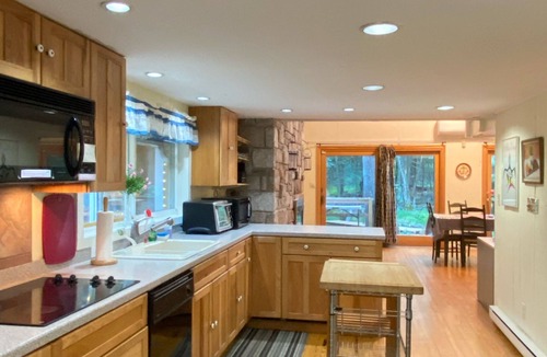 Reeders Ski Chalet | Secluded Chalet on Fishing Creek – Mins to Camelbk