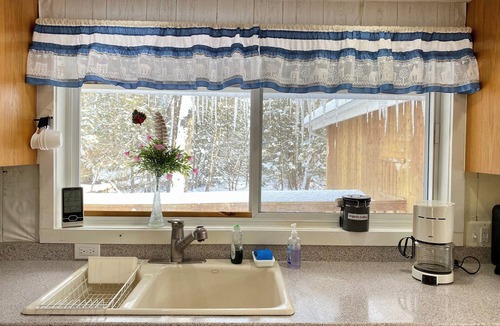 Reeders Ski Chalet | Secluded Chalet on Fishing Creek – Mins to Camelbk