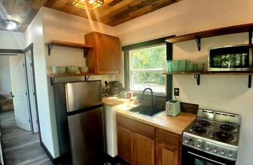 Plantersville Cabin | Secluded Container with BBQ for a Waterfront Retreat, Perfect for Fishing and Roasting S'Mores in Grimes County, Texas