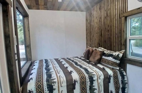 Plantersville Cabin | Secluded Container with BBQ for a Waterfront Retreat, Perfect for Fishing and Roasting S'Mores in Grimes County, Texas