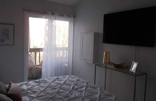 Avoca Condo | Secluded Contemporary Lakefront Condo