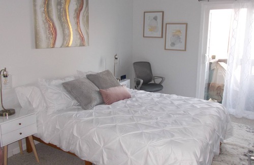 Avoca Condo | Secluded Contemporary Lakefront Condo