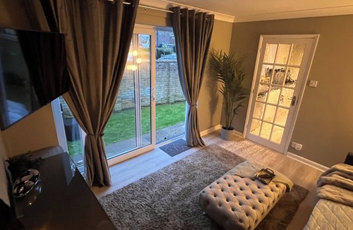 Camberley Cabin | Secluded Cosy Annex with free parking and garden, sleeps 4