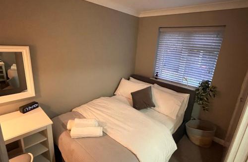 Camberley Apartment | Secluded cosy extension with free parking, sleeps 4