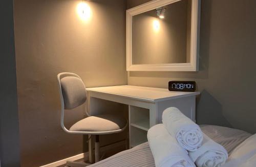 Camberley Apartment | Secluded cosy extension with free parking, sleeps 4