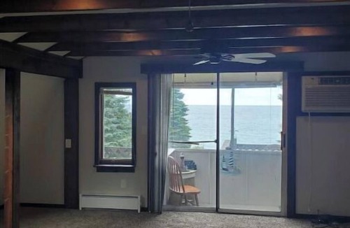 Ripley Cottage | Secluded Cottage with Hidden Cove on Lake Erie