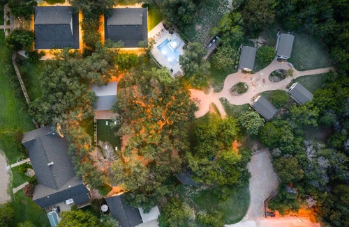 Crawford House | Secluded Country Retreat with Boutique Hotel Vibes plus Pool/Hot Tub sleeps 50+