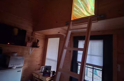 Leander Cabin | Secluded Cozy Cabin with stunning views, 1-bedroom loft with Futon. Sleeps 4