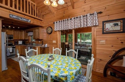 Turkey City House | Secluded, Cozy Log Cabin with 16 Acres and Hot Tub - Perfect for family retreat