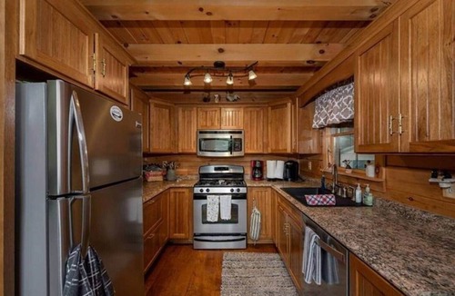Turkey City House | Secluded, Cozy Log Cabin with 16 Acres and Hot Tub - Perfect for family retreat