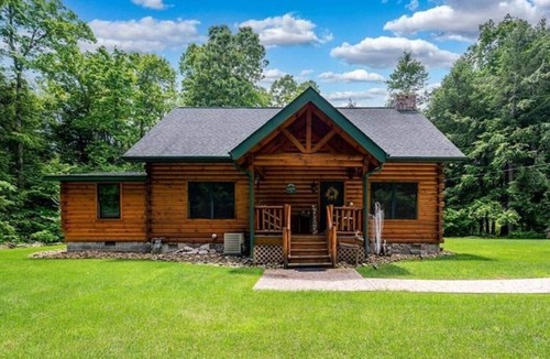 Turkey City House | Secluded, Cozy Log Cabin with 16 Acres and Hot Tub - Perfect for family retreat