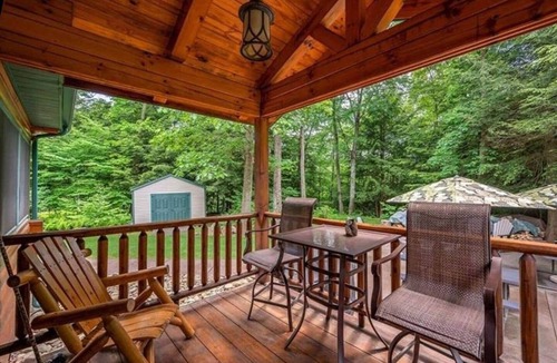 Turkey City House | Secluded, Cozy Log Cabin with 16 Acres and Hot Tub - Perfect for family retreat