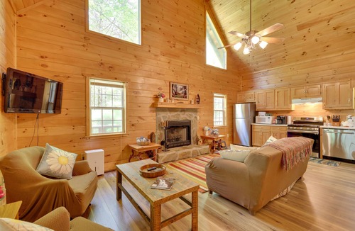 Blairsville Cabin | Secluded ‘Cross Creek Cabin’ w/Deck & Fire Pit!
