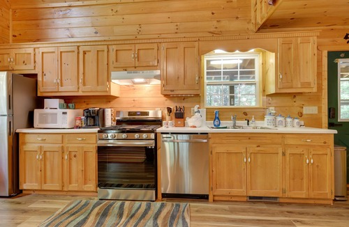 Blairsville Cabin | Secluded ‘Cross Creek Cabin’ w/Deck & Fire Pit!