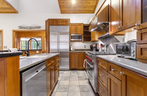 Fennville House | Secluded dog-friendly cabin on 10 acres - hot tub & game room!