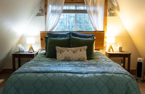 Skagit County House | Secluded Forest Cabin with Hot Tub and Private Waterfall