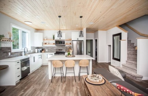Lac du Bonnet Cottage | Secluded Forest Themed Cottage with Hot Tub,3 bed 2 bath with loft sitting area