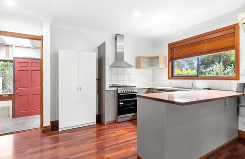 Creswick House | Secluded Forrest Find with separate studio, group and pet friendly