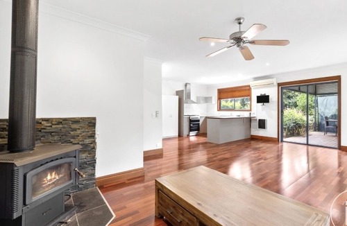 Creswick House | Secluded Forrest Find with separate studio, group and pet friendly