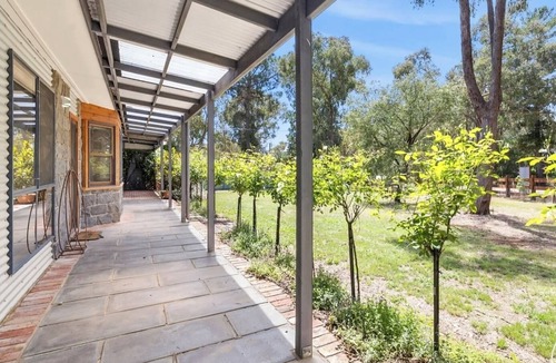 Creswick House | Secluded Forrest Find with separate studio, group and pet friendly