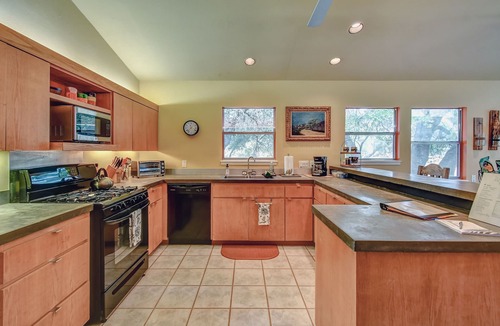 Glen Rose House | Secluded getaway, 2BR, near Fossil Rim, 1000 acres, hiking, farm animals