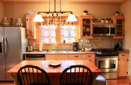 Pisgah House | Secluded getaway at Wayward Cottage