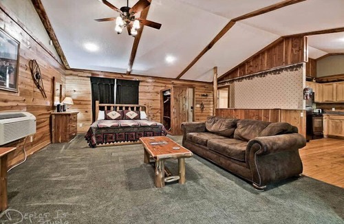 Sylvan Shores Cabin | Secluded Getaway Cabin in the woods Wifi Smart TVs