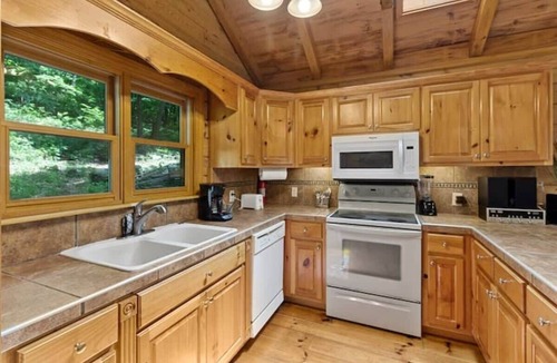 Wildwood Cabin | Secluded Getaway with Private Hot Tub! Peaceful