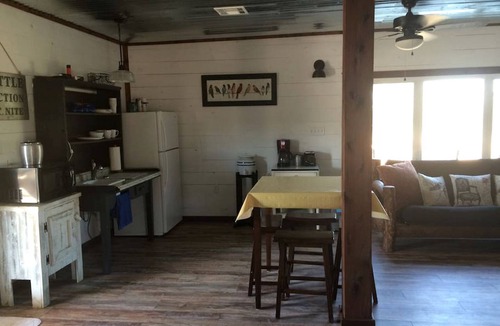 Bebe Cabin | Secluded Group Cabin on Fun Ranch near Gonzales, Texas