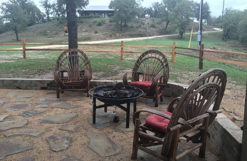 Bebe Cabin | Secluded Group Cabin on Fun Ranch near Gonzales, Texas
